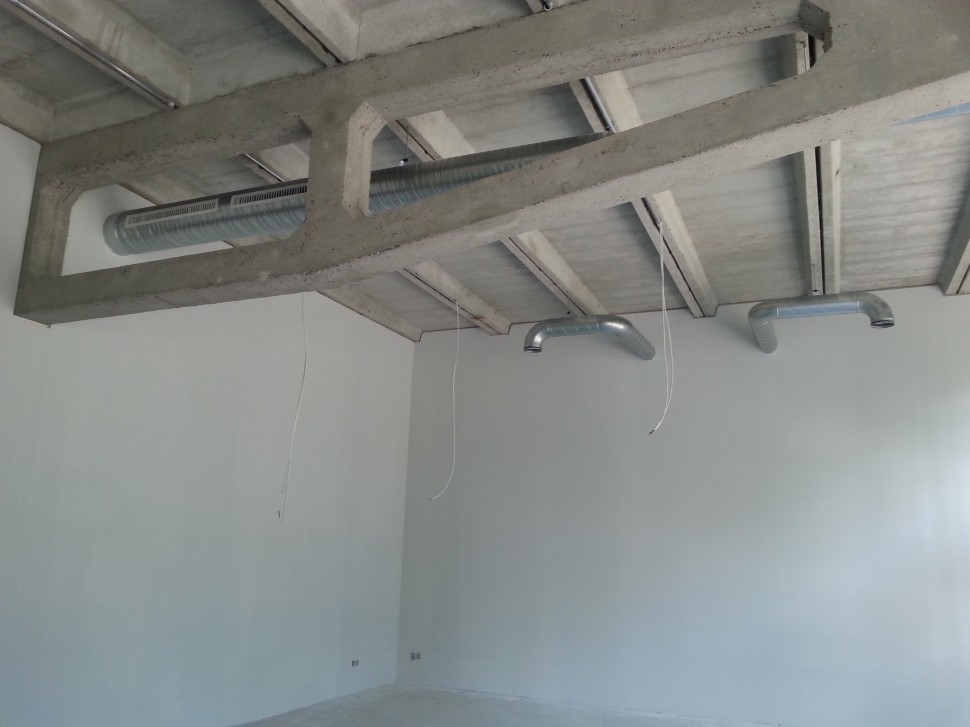 Auch im Werkstatt-/Seminarraum muss das Lichtsystem noch montiert werden. (August 2015)
